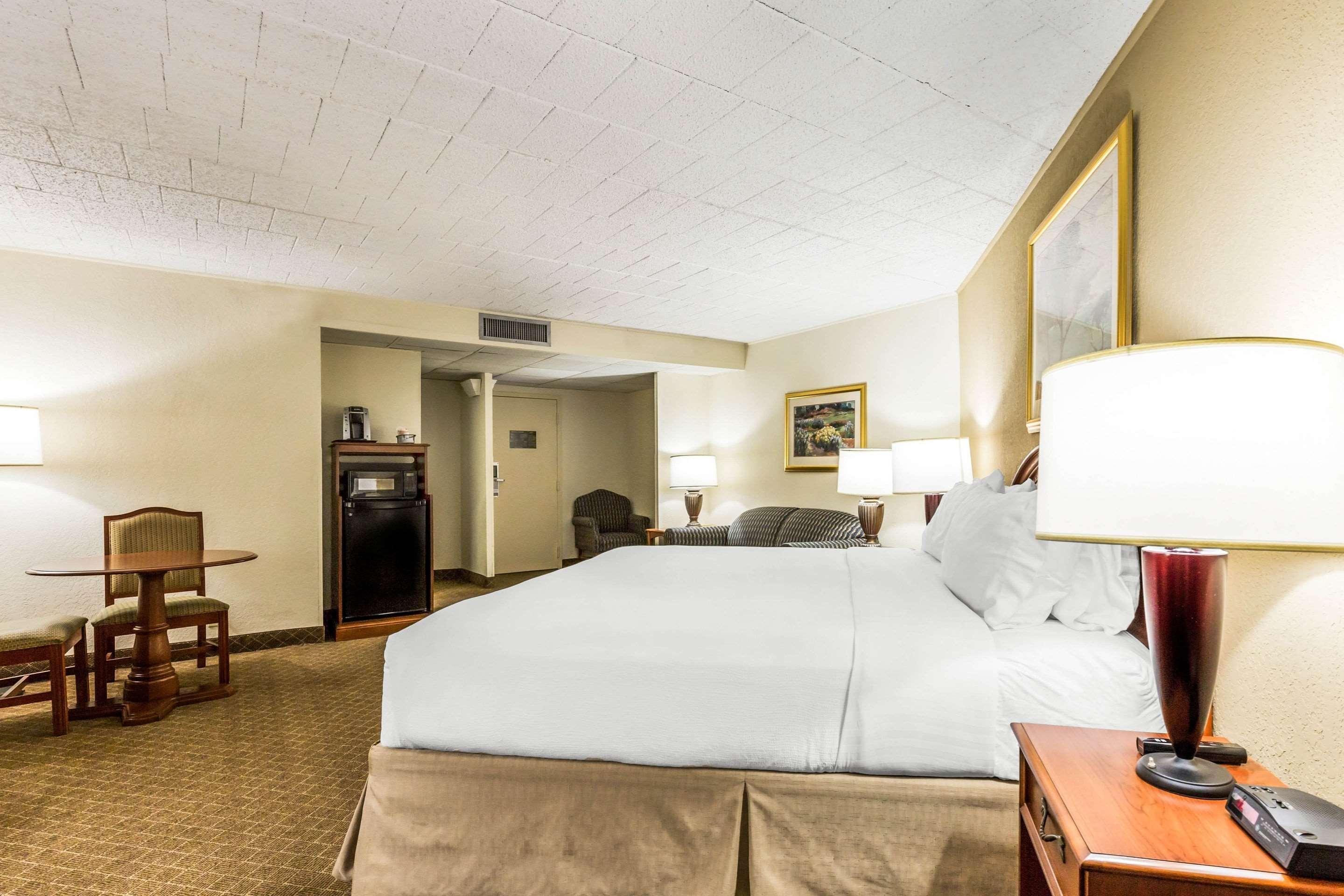 Clarion Inn Frederick Event Center Bagian luar foto