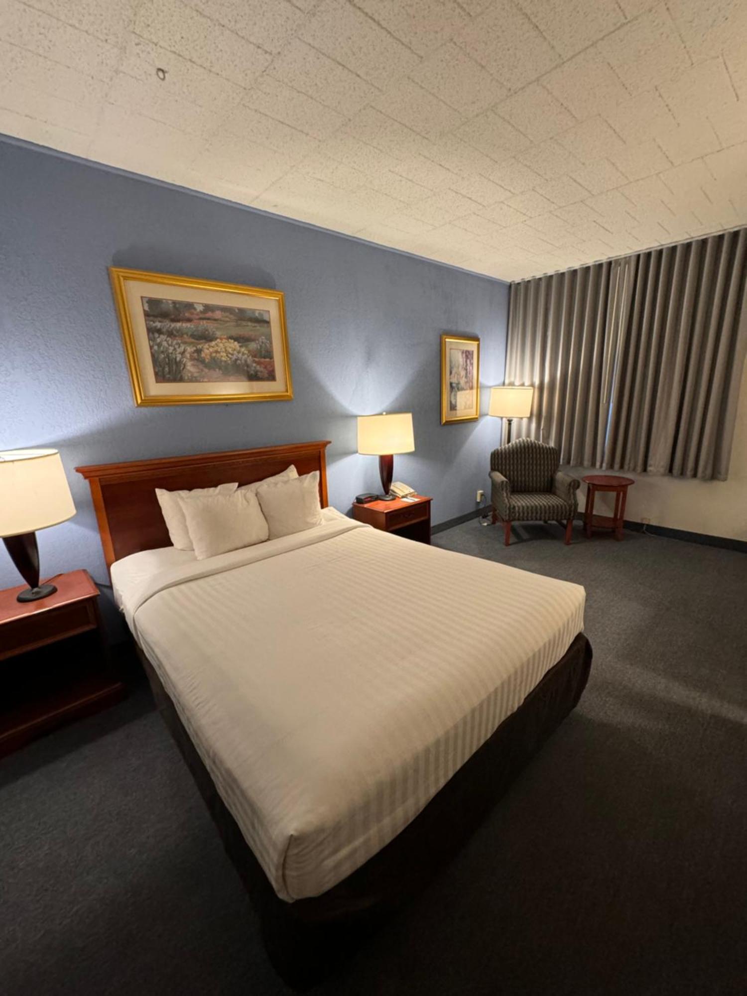 Clarion Inn Frederick Event Center Bagian luar foto