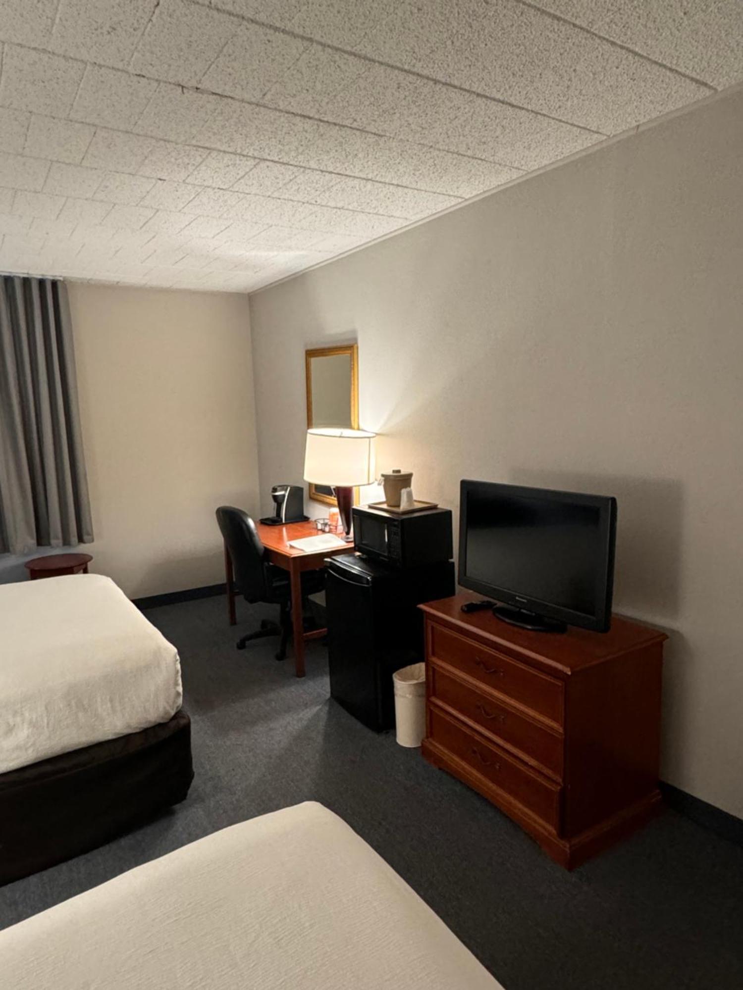 Clarion Inn Frederick Event Center Bagian luar foto