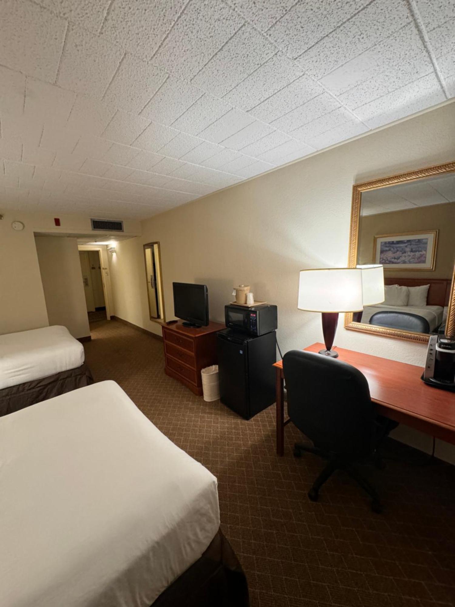 Clarion Inn Frederick Event Center Bagian luar foto