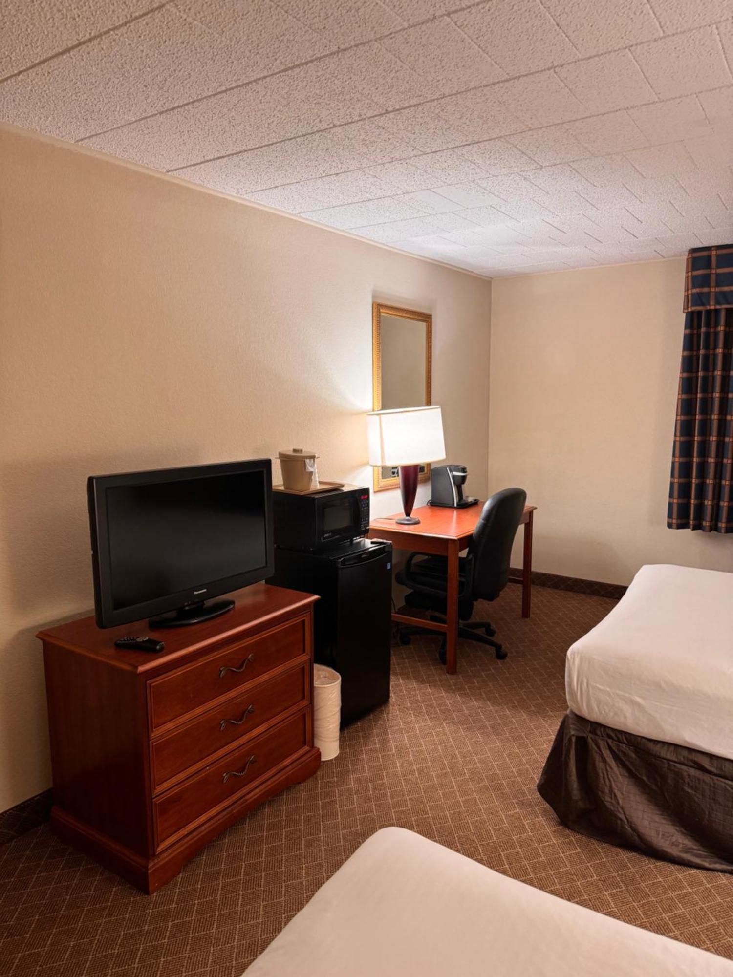 Clarion Inn Frederick Event Center Bagian luar foto