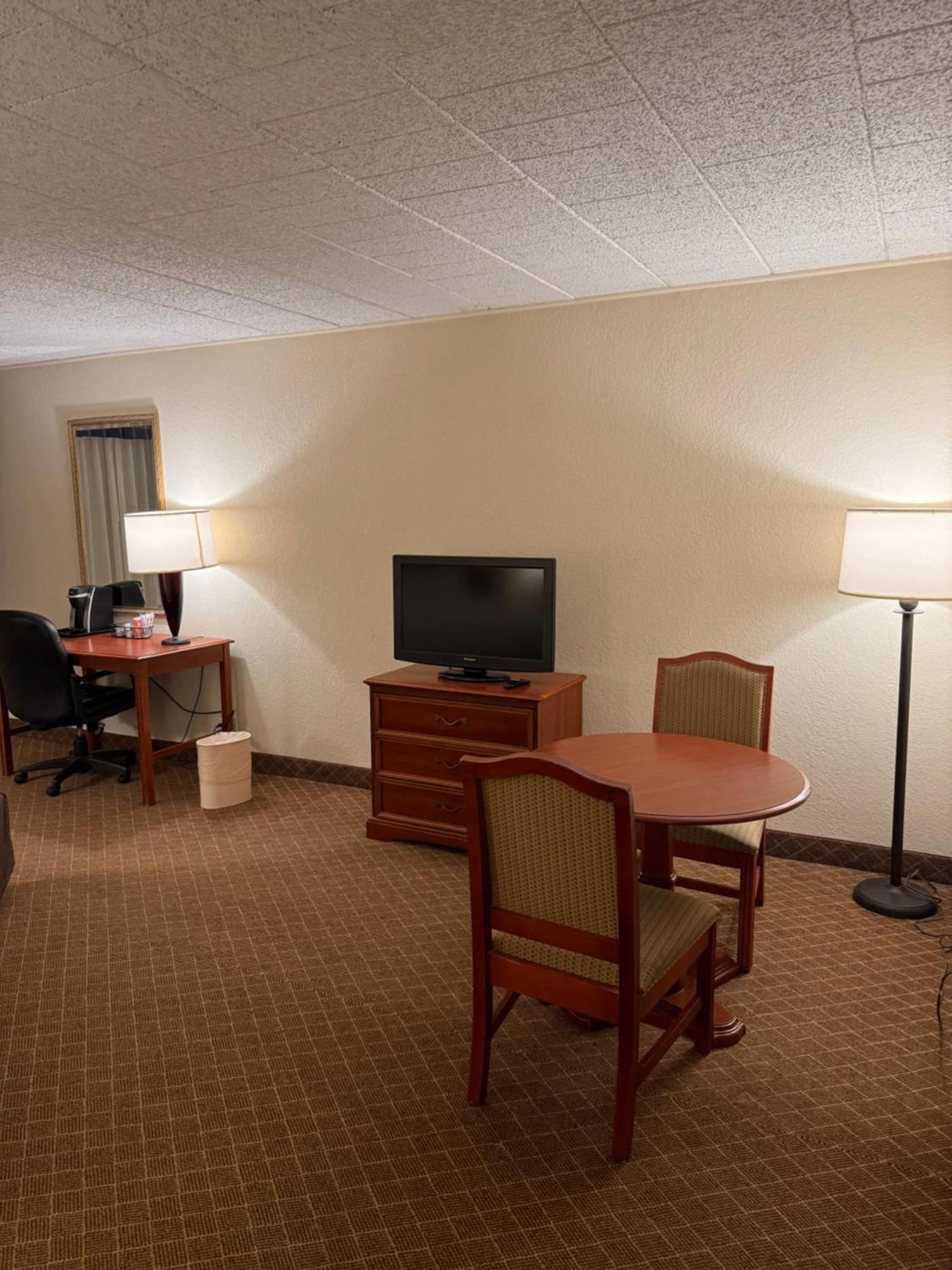 Clarion Inn Frederick Event Center Bagian luar foto