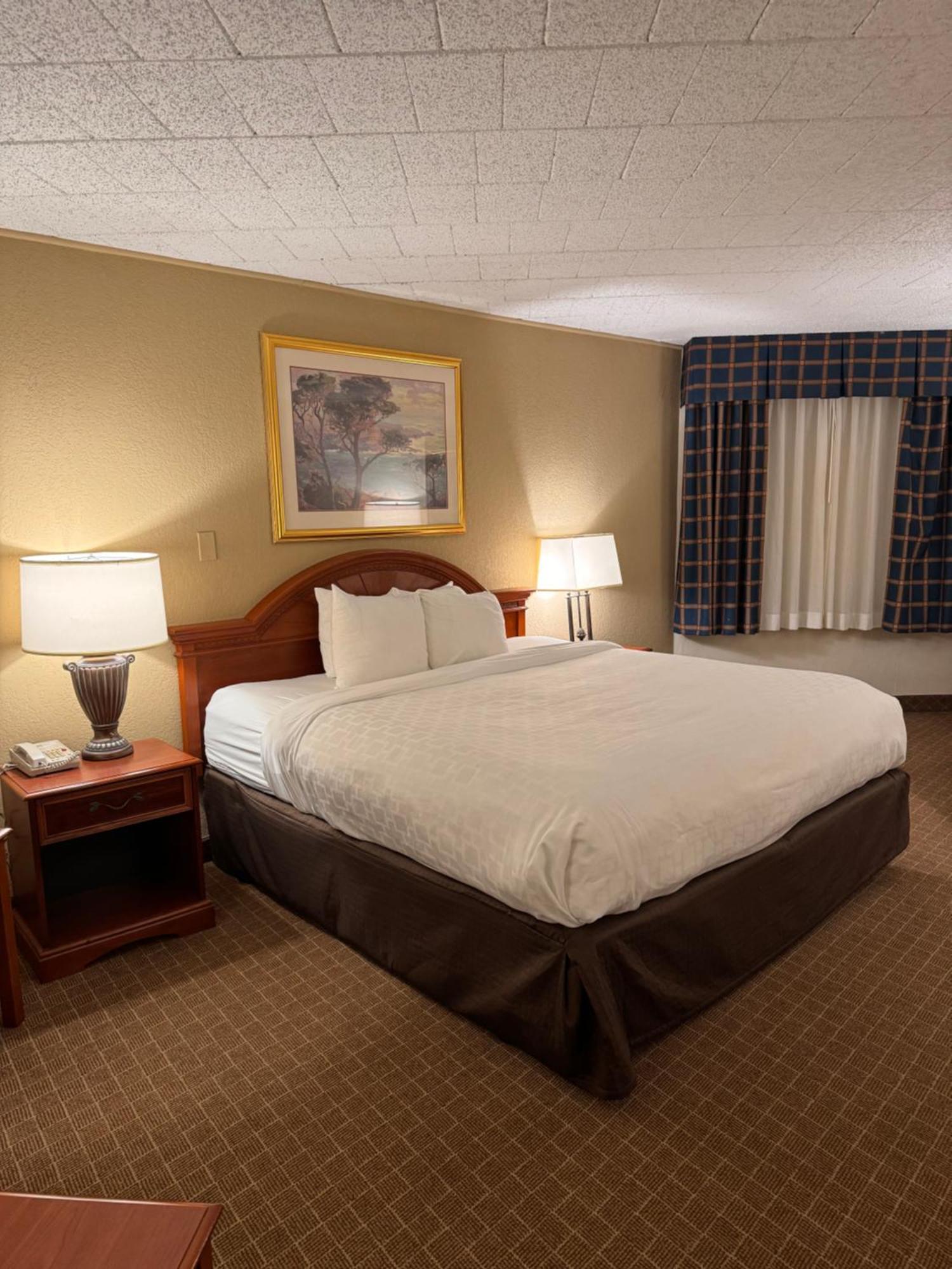 Clarion Inn Frederick Event Center Bagian luar foto